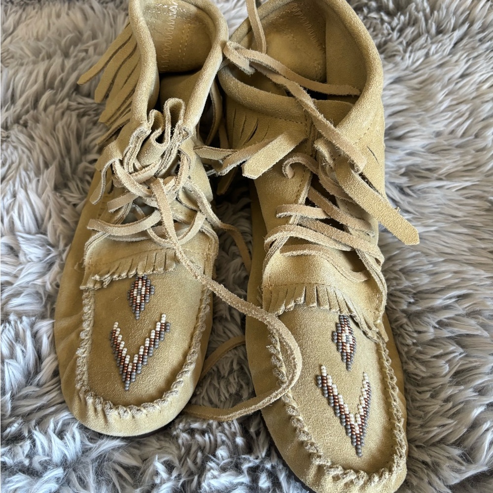 Women’s size 10 Manitobah mukluk moccasins
